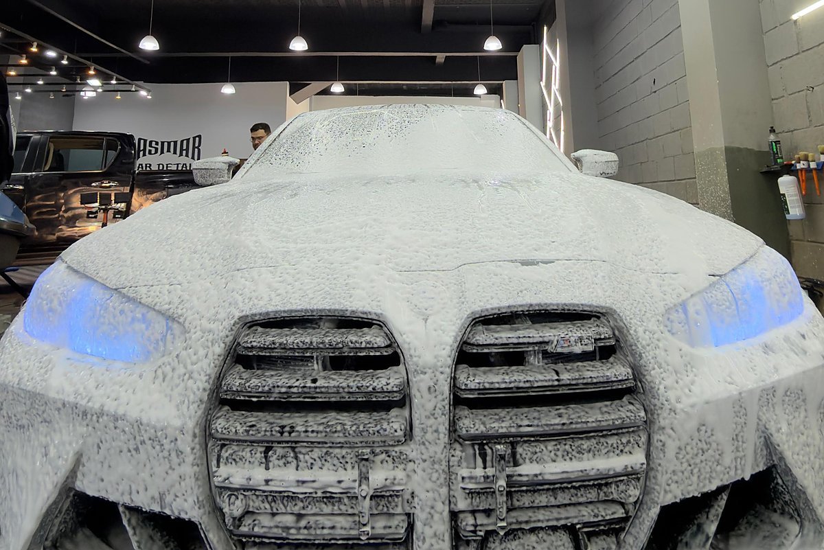 BMW coberto de espuma sob iluminação LED hexagonal na Lasmar Car Detail